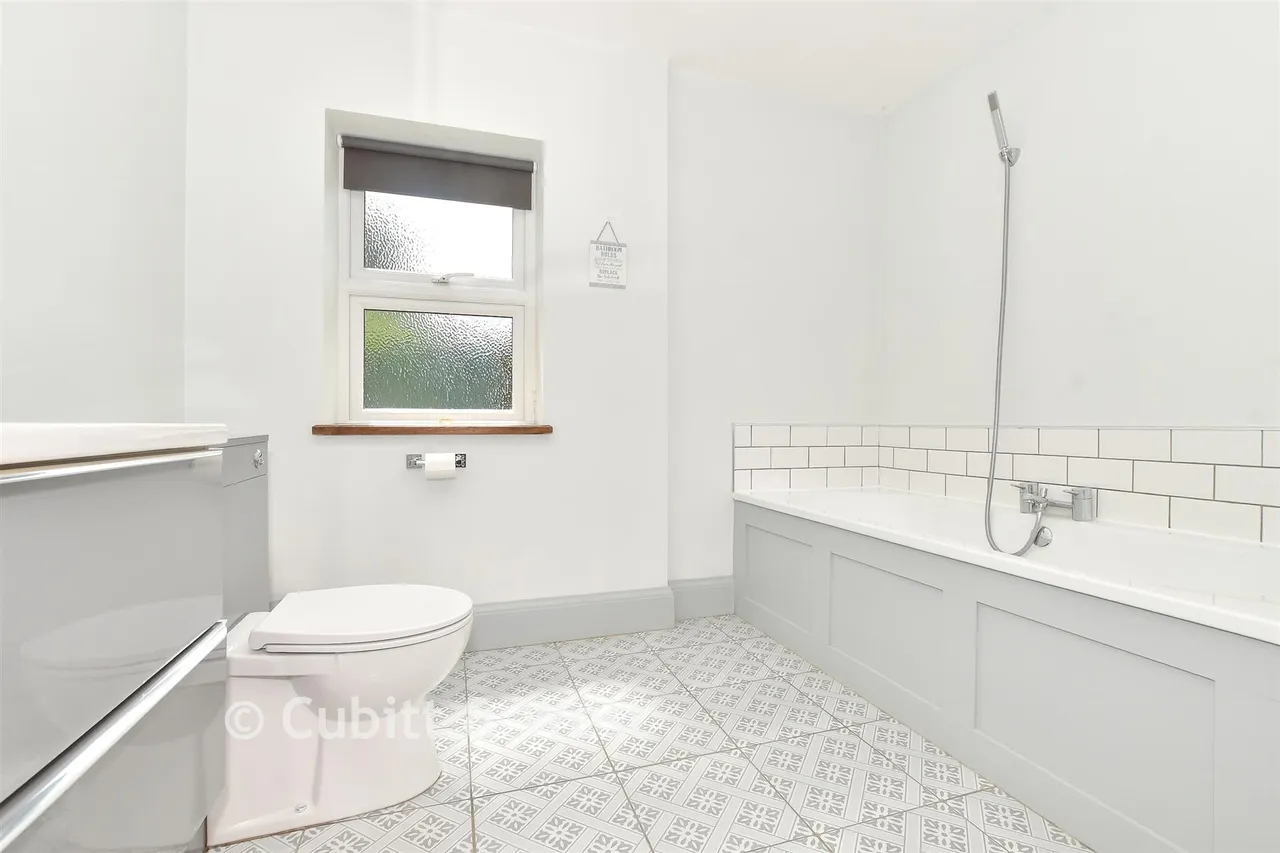 Rowplatt Lane, Felbridge, RH19, photo 9