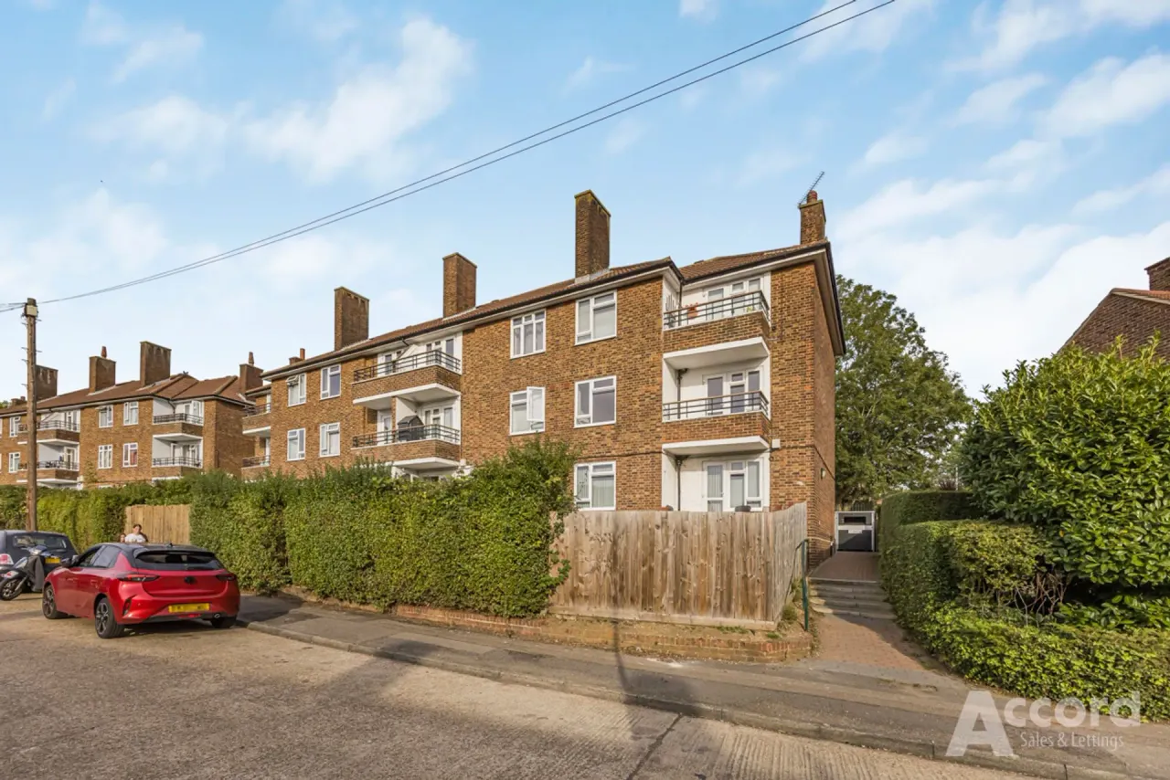 1 bed flat for sale, Redcar Road, Romford, RM3