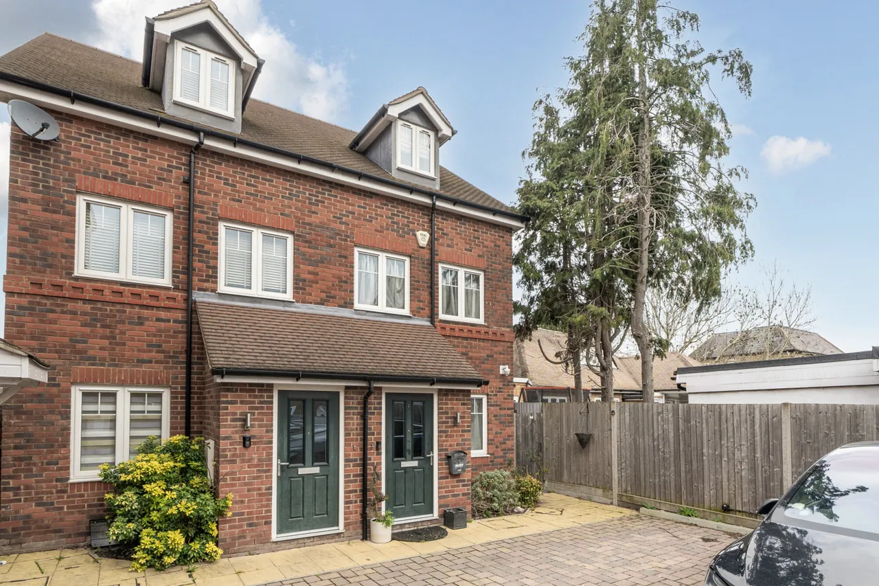 Immaculately Presented, 3-Bedroom Semi-Detached, UB8, photo 20