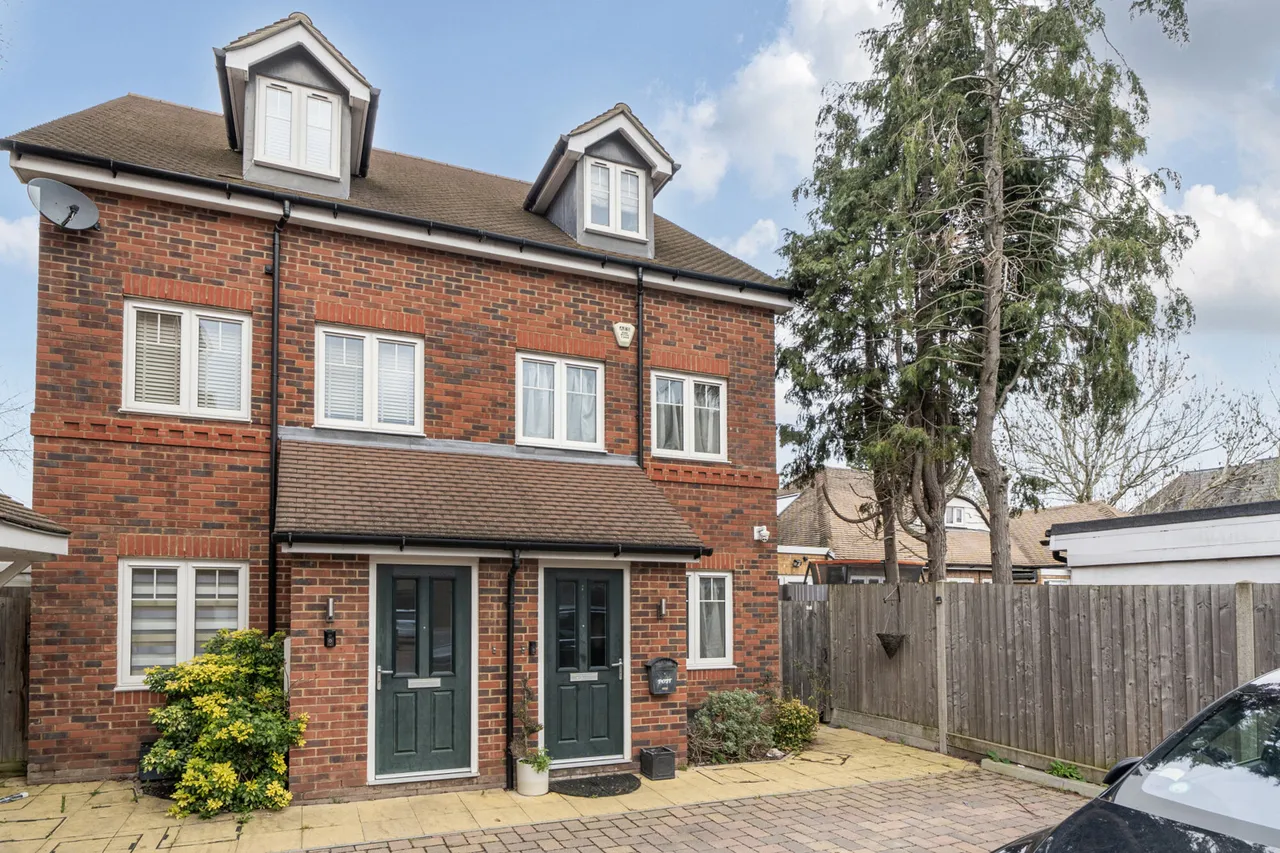 Immaculately Presented, 3-Bedroom Semi-Detached, UB8, photo 19