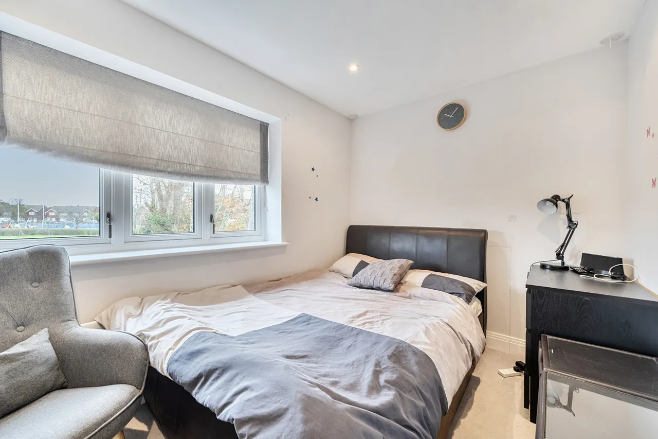 Immaculately Presented, 3-Bedroom Semi-Detached, UB8, photo 13