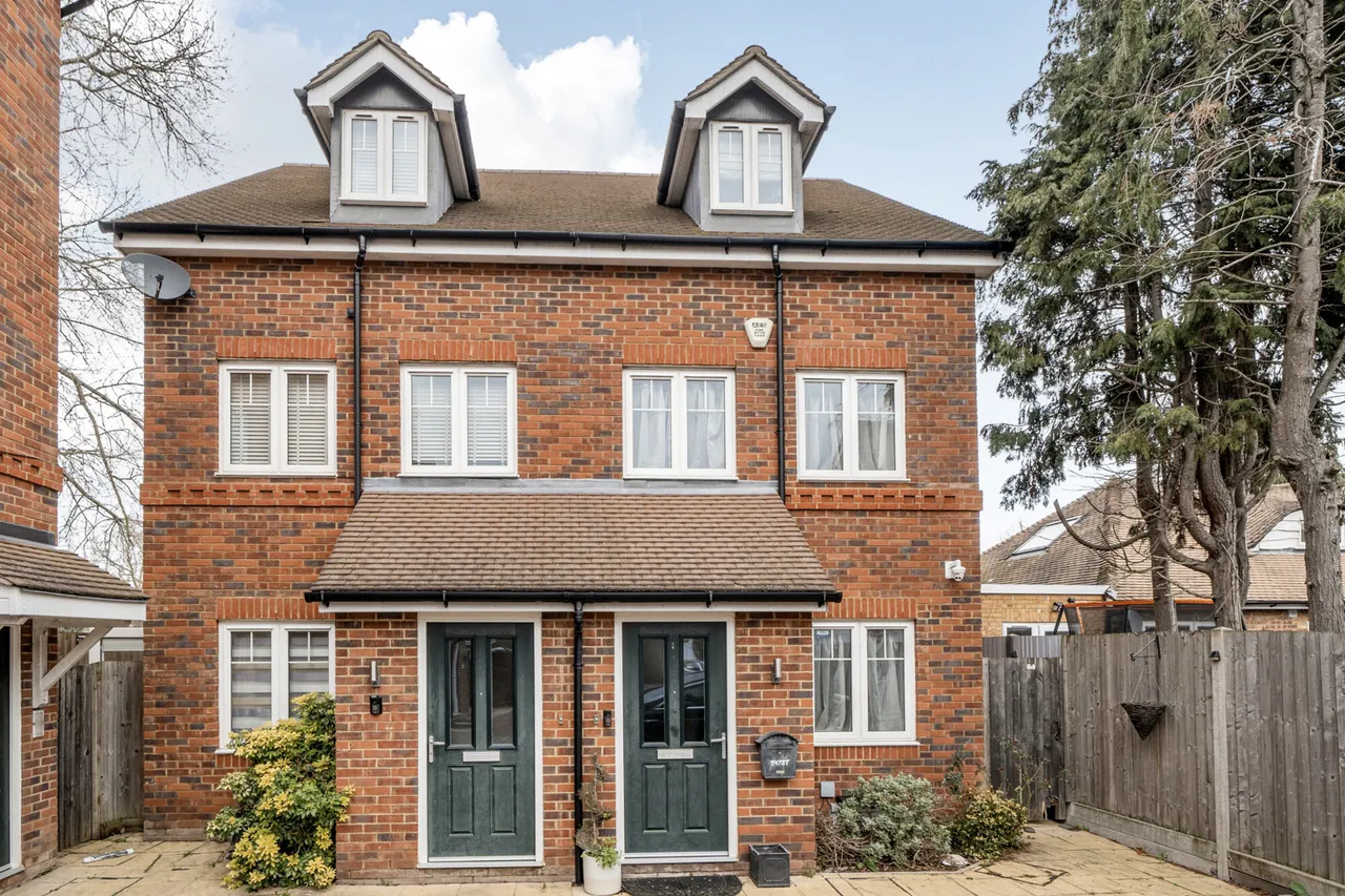 Immaculately Presented, 3-Bedroom Semi-Detached, UB8, photo 8