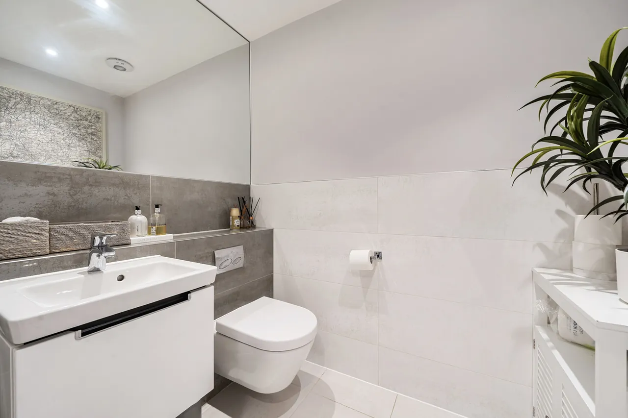 Immaculately Presented, 3-Bedroom Semi-Detached, UB8, photo 3