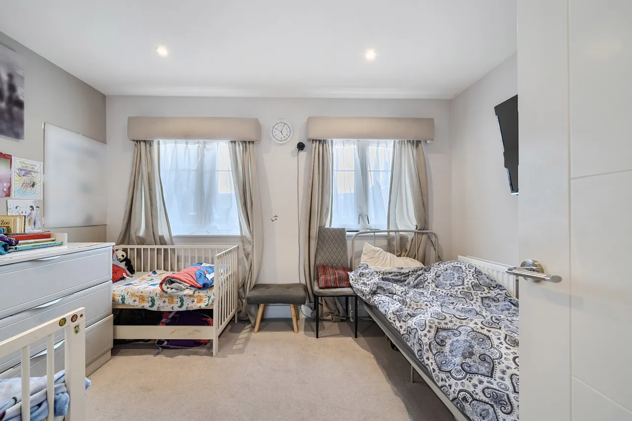 Immaculately Presented, 3-Bedroom Semi-Detached, UB8, photo 12