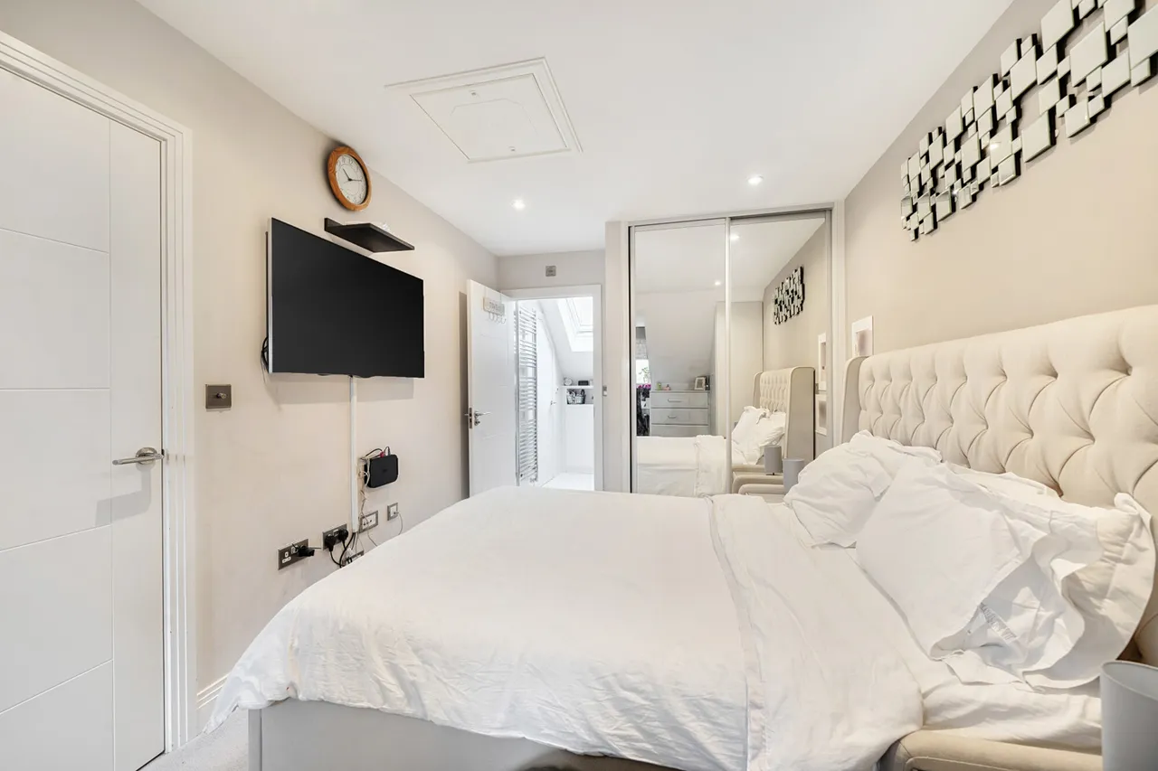 Immaculately Presented, 3-Bedroom Semi-Detached, UB8, photo 16