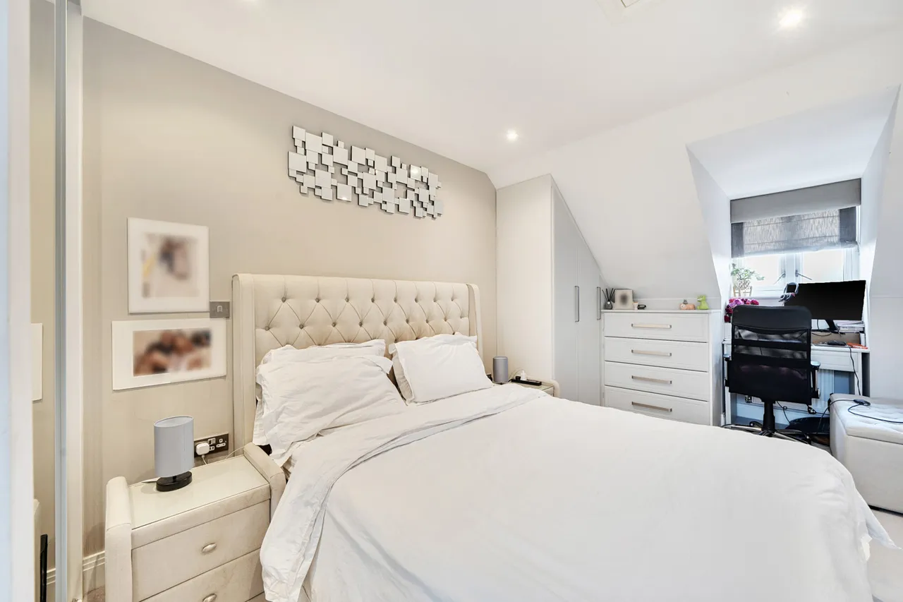 Immaculately Presented, 3-Bedroom Semi-Detached, UB8, photo 17
