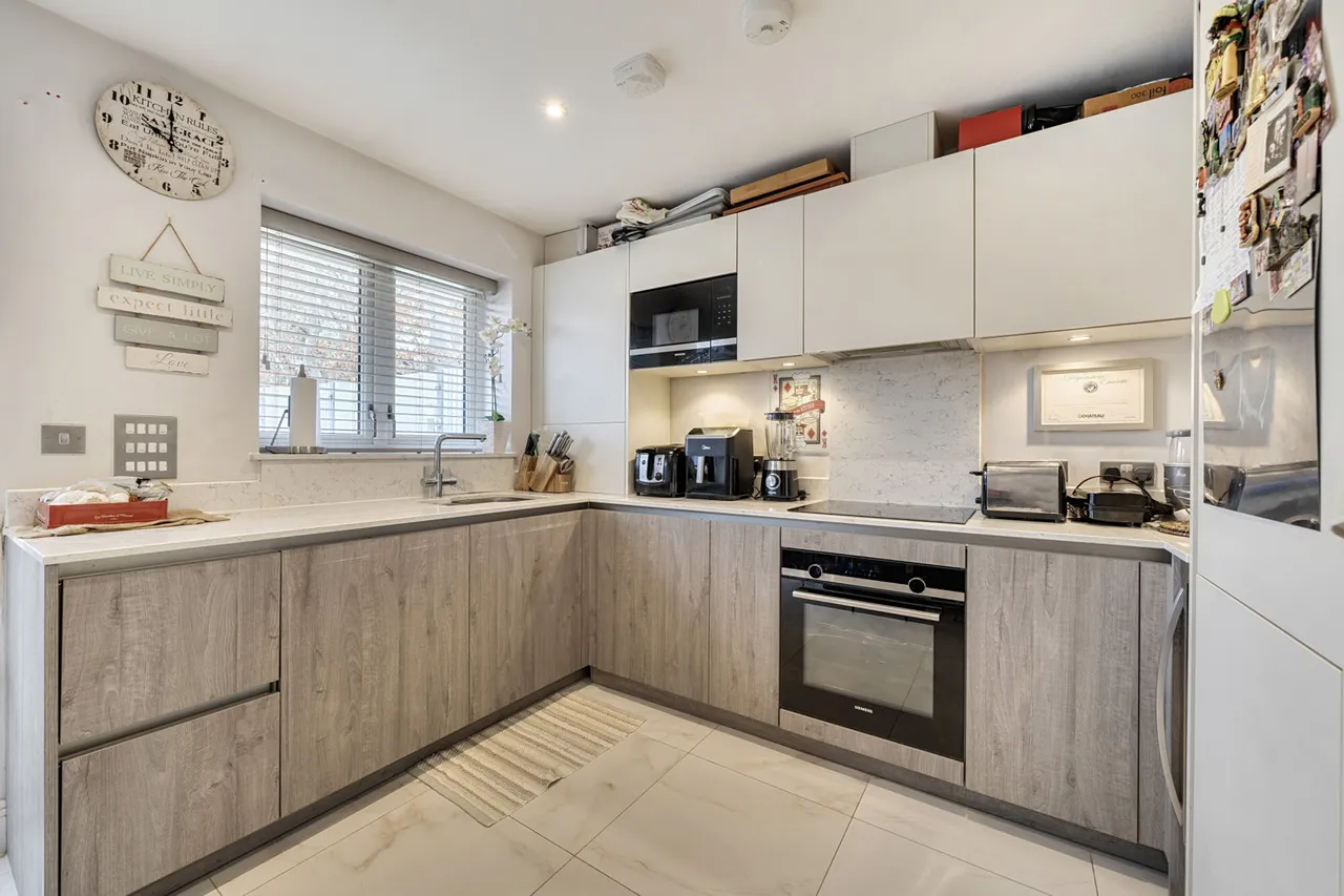 Immaculately Presented, 3-Bedroom Semi-Detached, UB8, photo 4