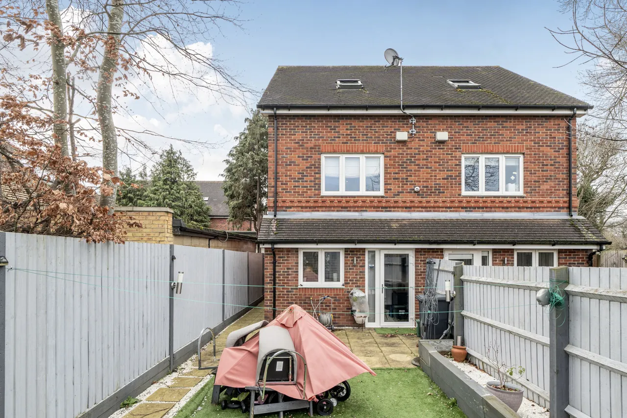 Immaculately Presented, 3-Bedroom Semi-Detached, UB8, photo 9