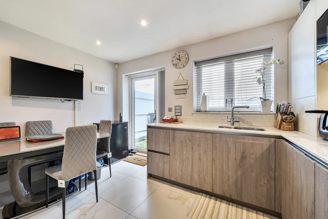 Immaculately Presented, 3-Bedroom Semi-Detached, UB8, photo 5