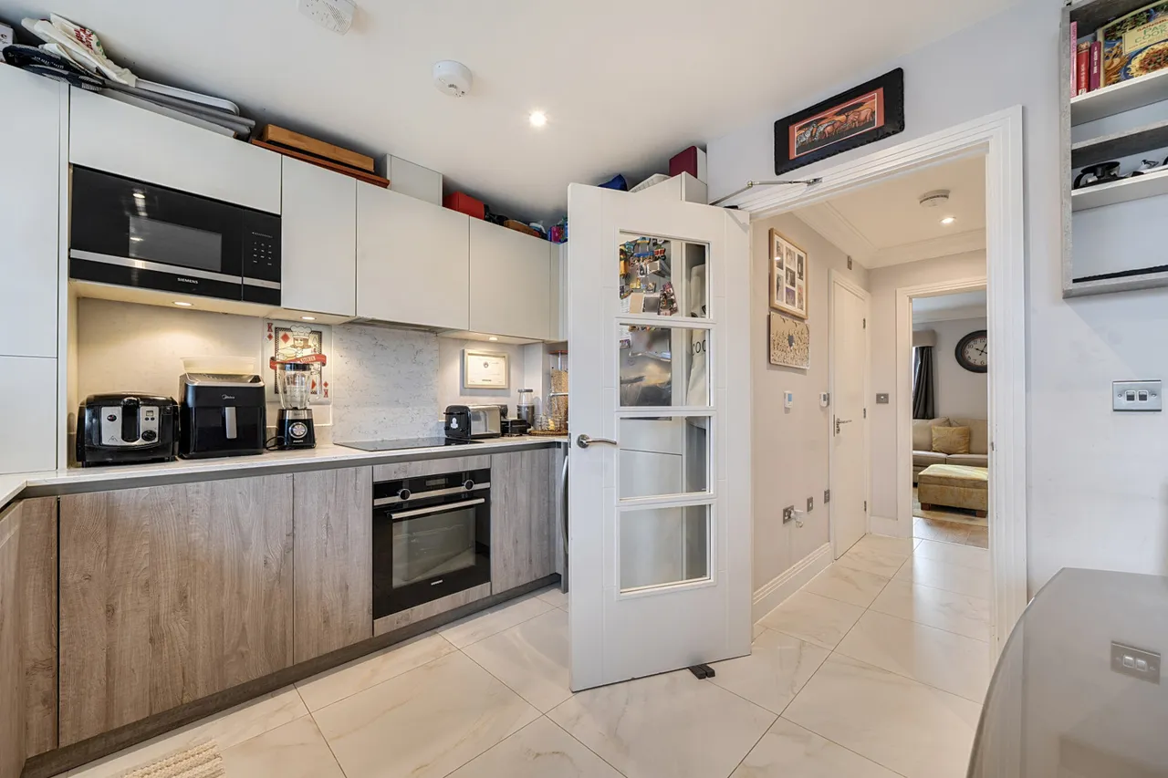 Immaculately Presented, 3-Bedroom Semi-Detached, UB8, photo 6