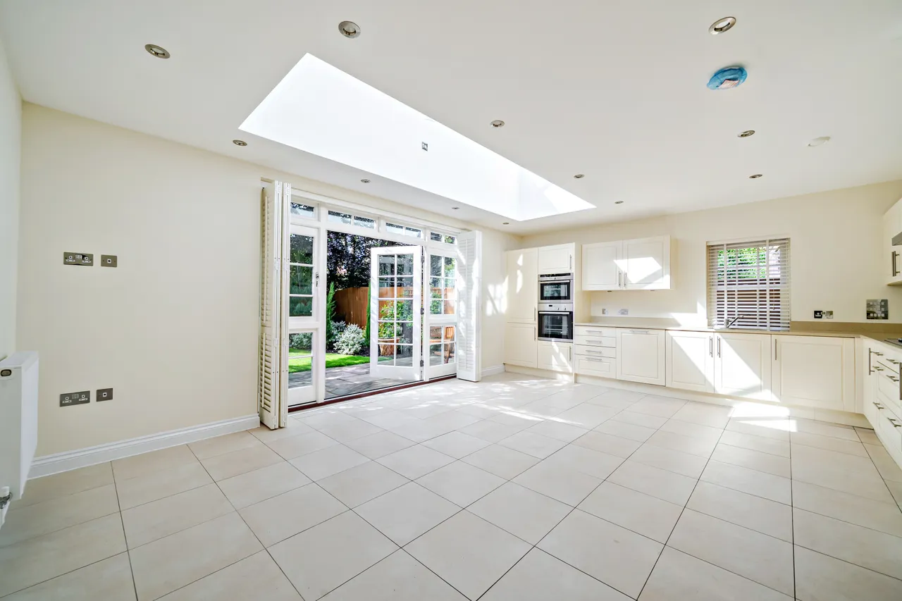 Lincoln Grove, Weybridge, KT13, photo 2
