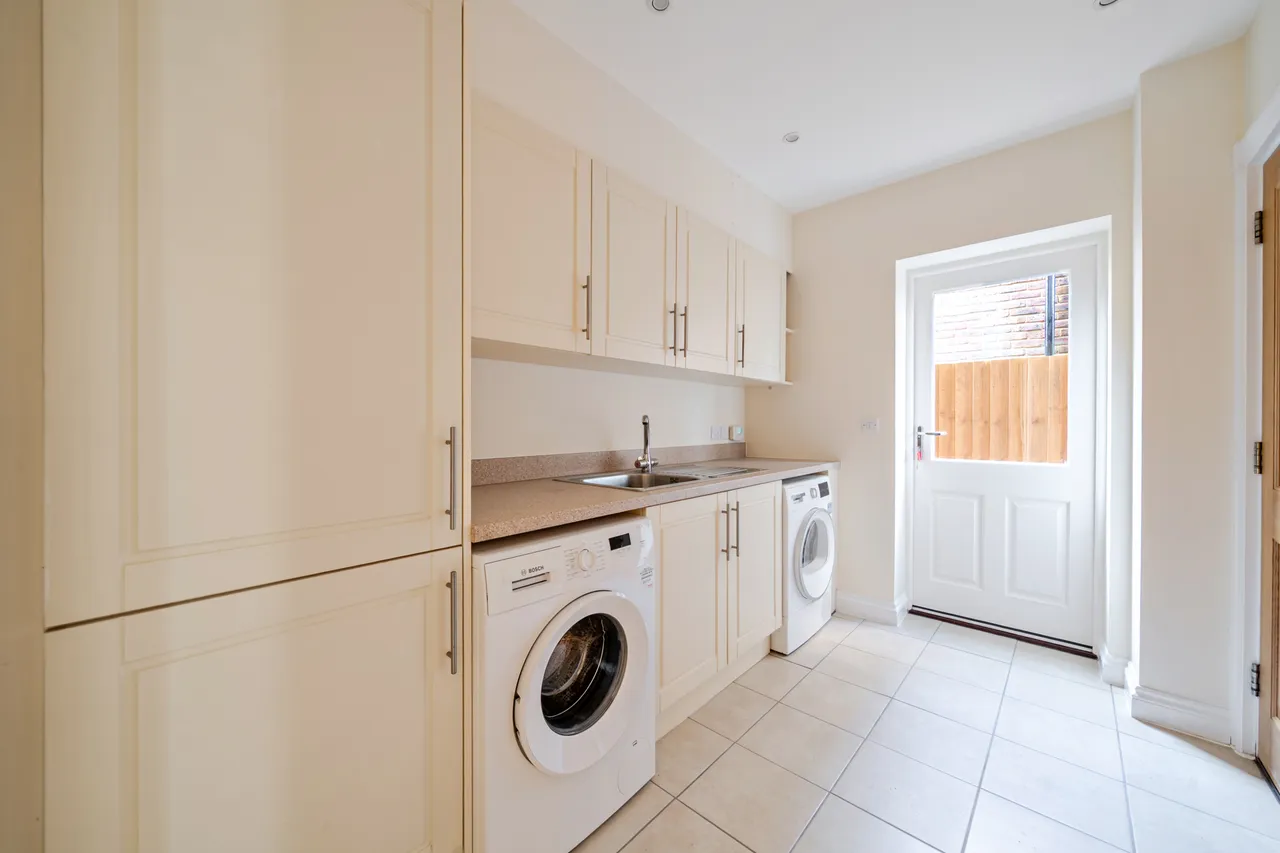 Lincoln Grove, Weybridge, KT13, photo 5