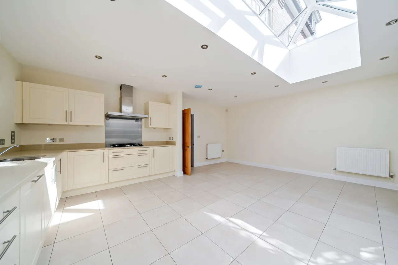 Lincoln Grove, Weybridge, KT13, photo 3