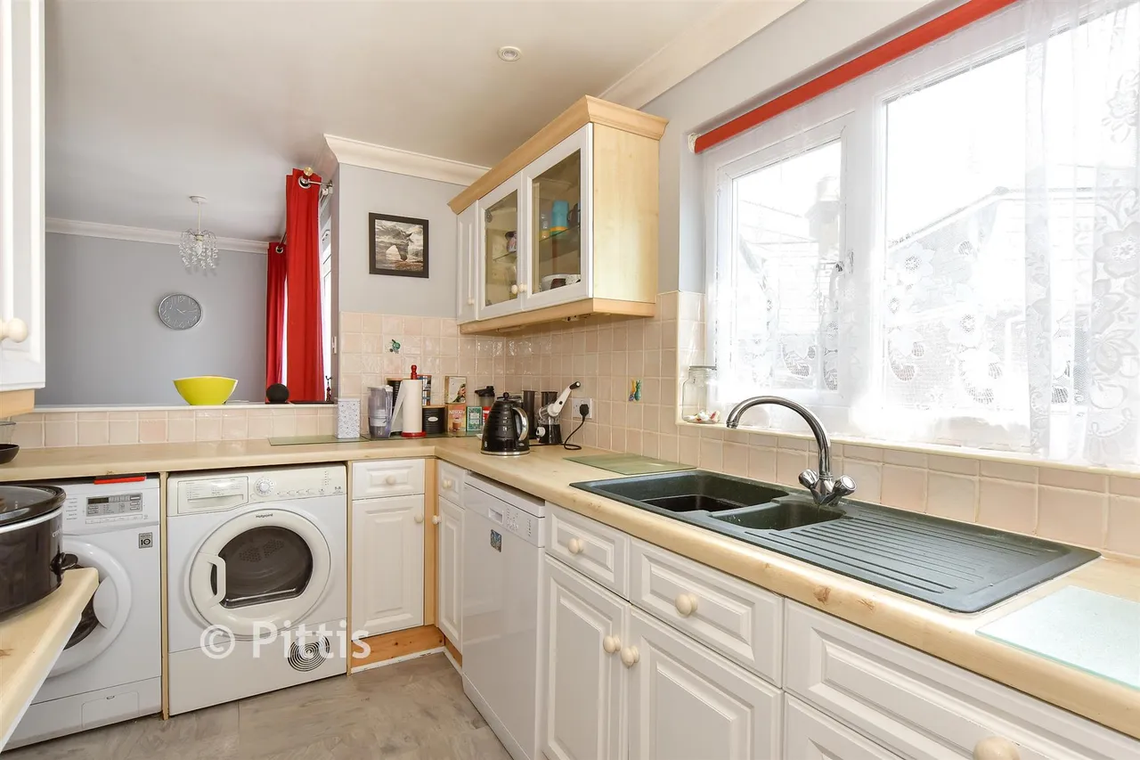 Beachfield Road, Sandown, PO36, photo 2