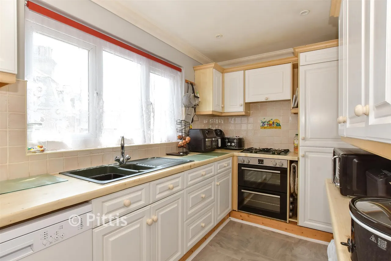 Beachfield Road, Sandown, PO36, photo 6