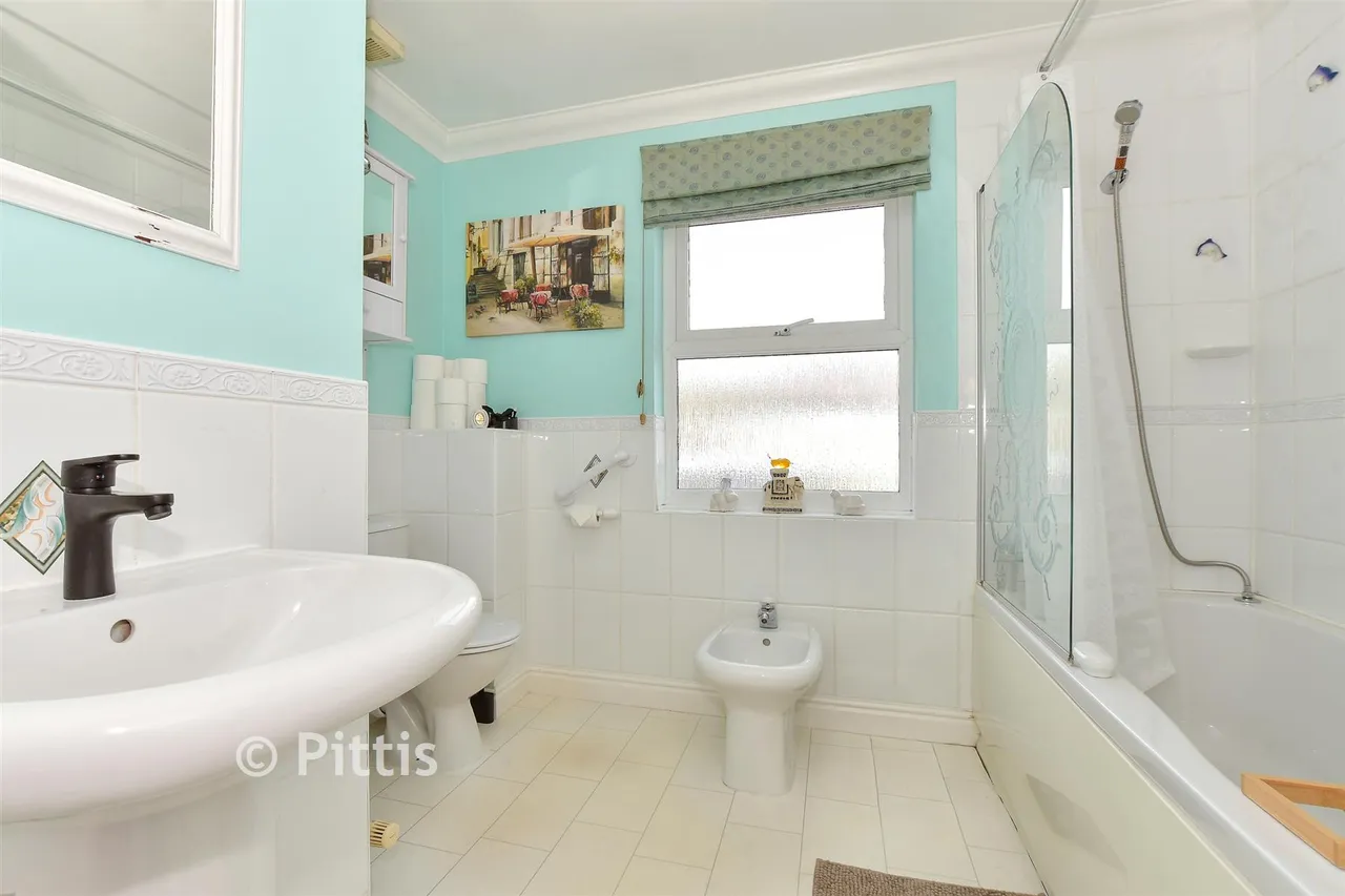 Beachfield Road, Sandown, PO36, photo 13