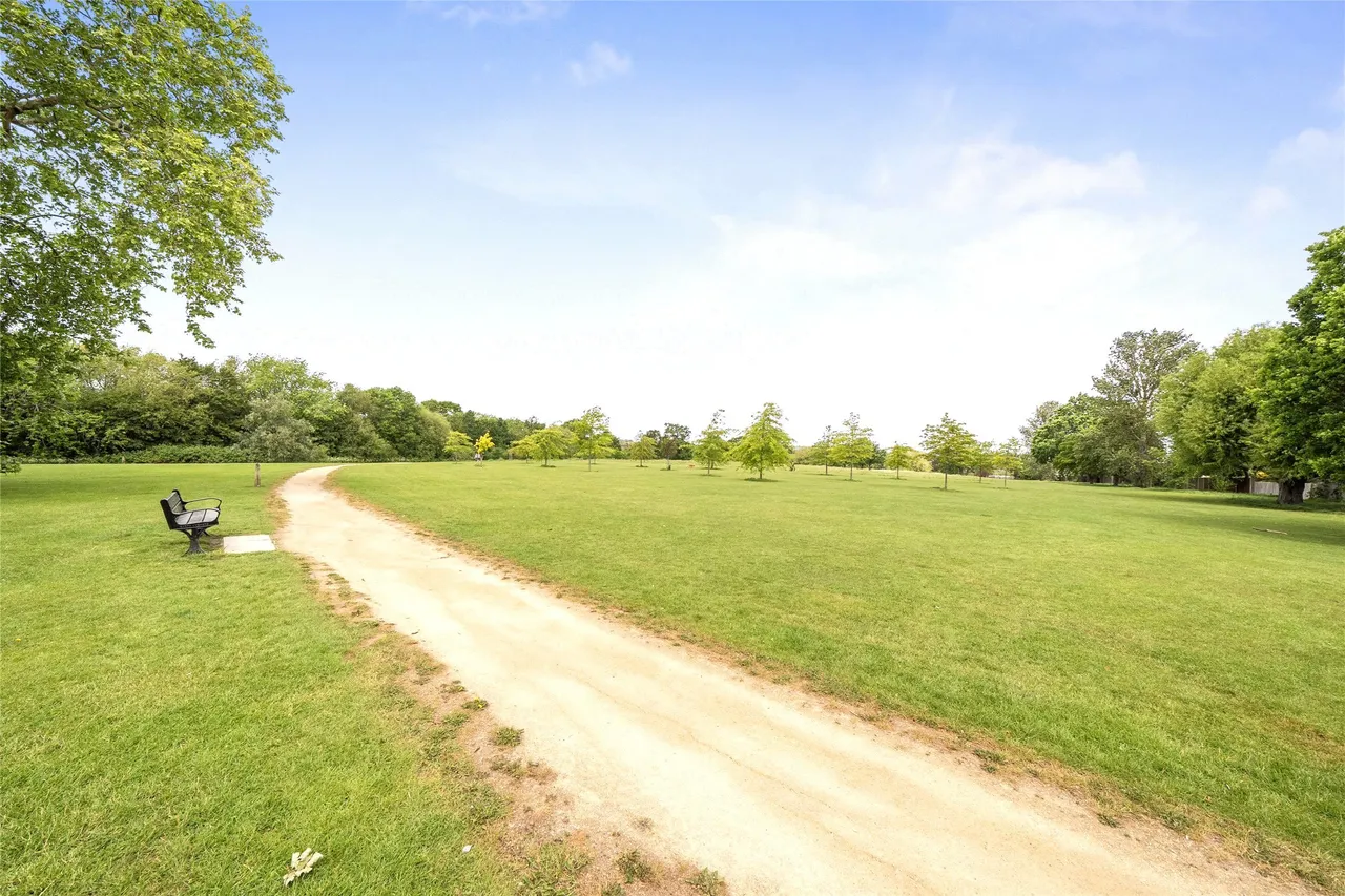 London Road, North Cheam, SM3 9BJ, photo 12