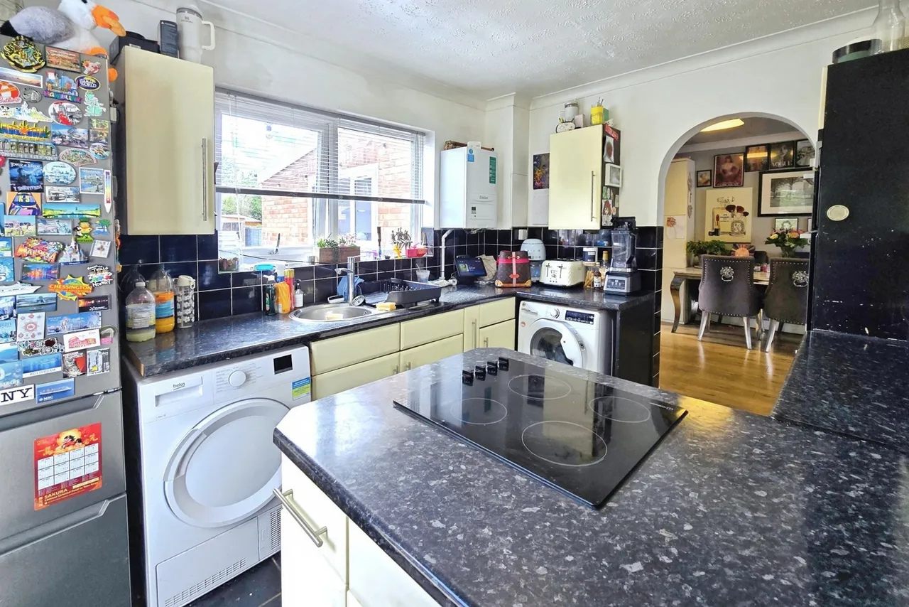 May Crescent, Ash, Surrey, GU12 6PT, photo 3