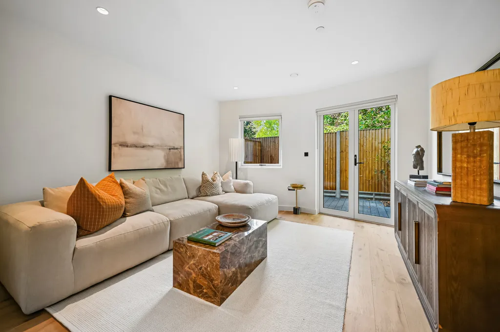 Oak Mews, Fortis Green, London N2, photo 2