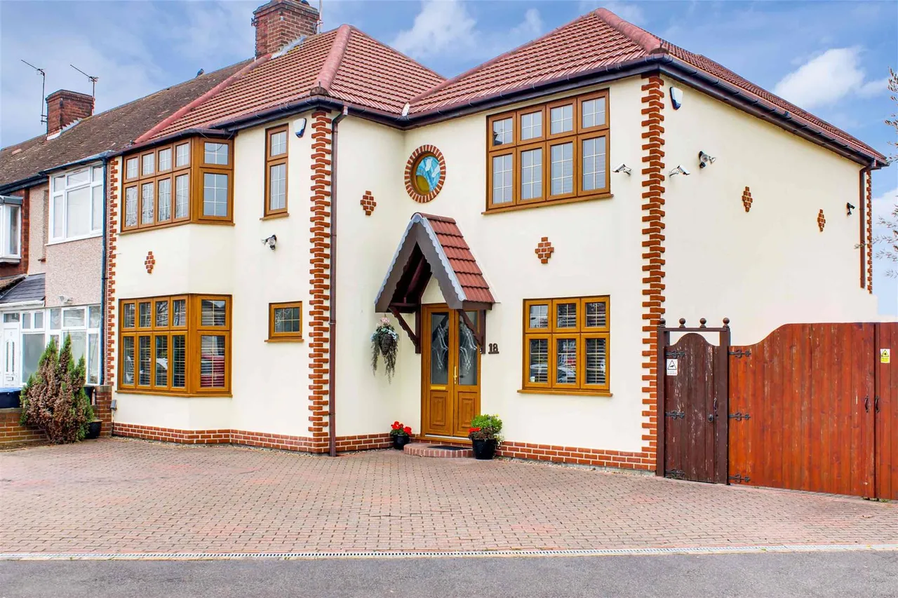 Ian Square, Enfield, EN3, photo 19