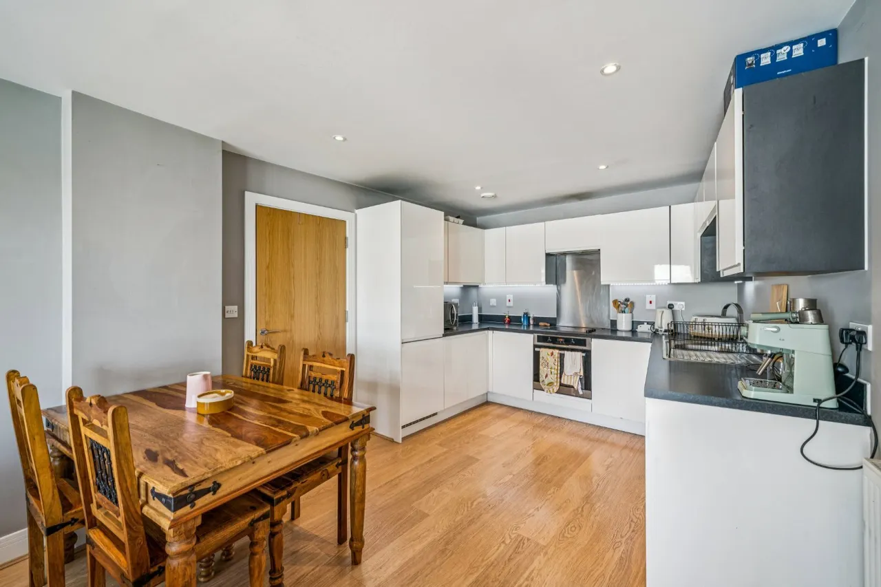 2 bed flat for sale, Knightley Walk, London, SW18