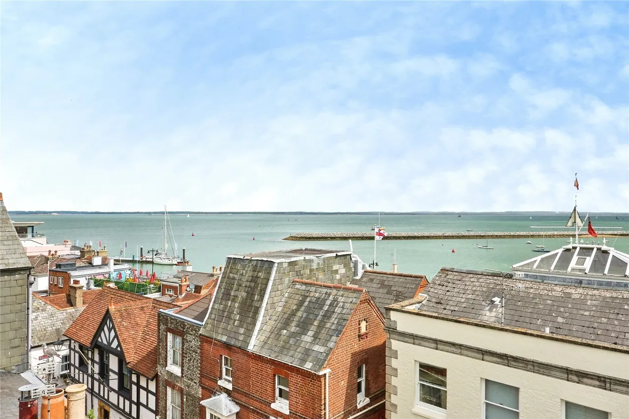 High Street, Cowes, PO31, photo 2