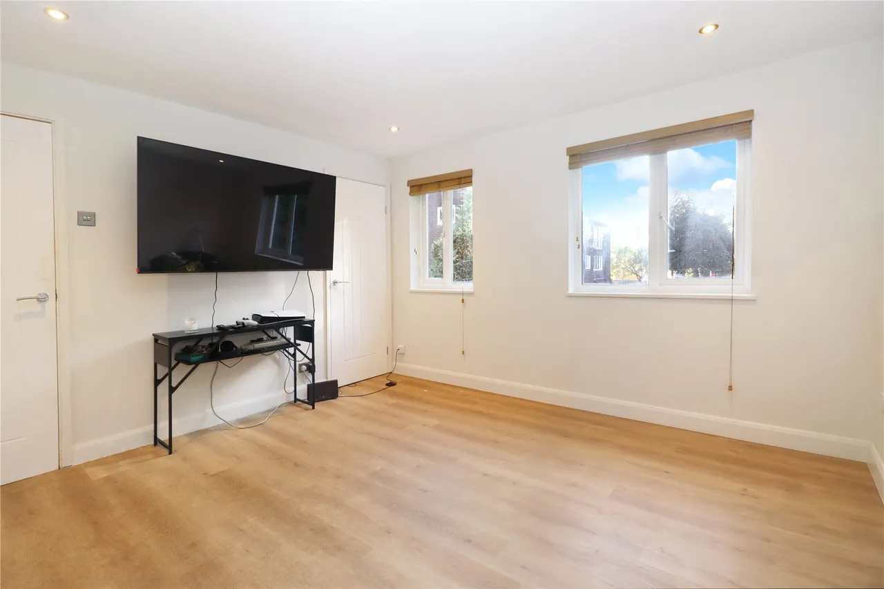Hallington Close, Woking, GU21, photo 3