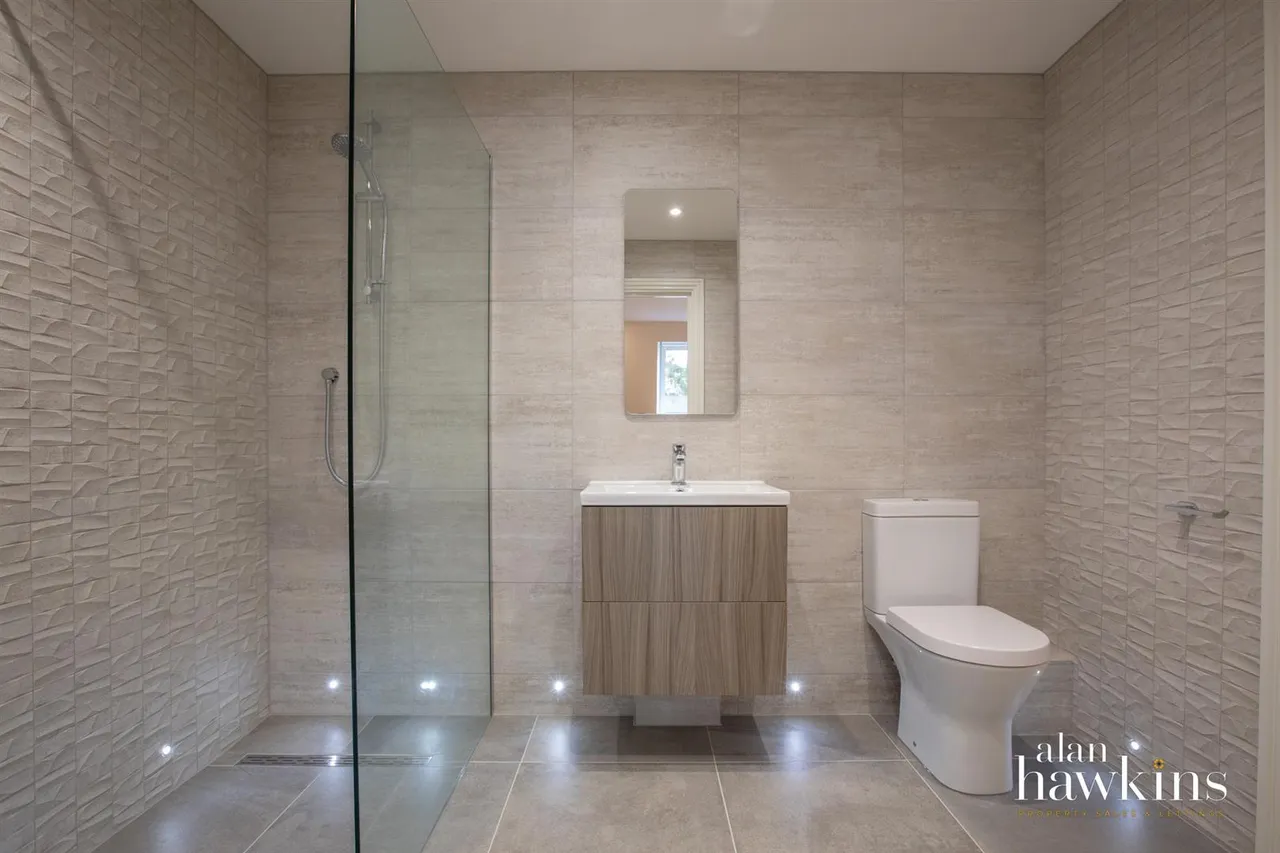 Andrews Court, Lyneham, photo 8