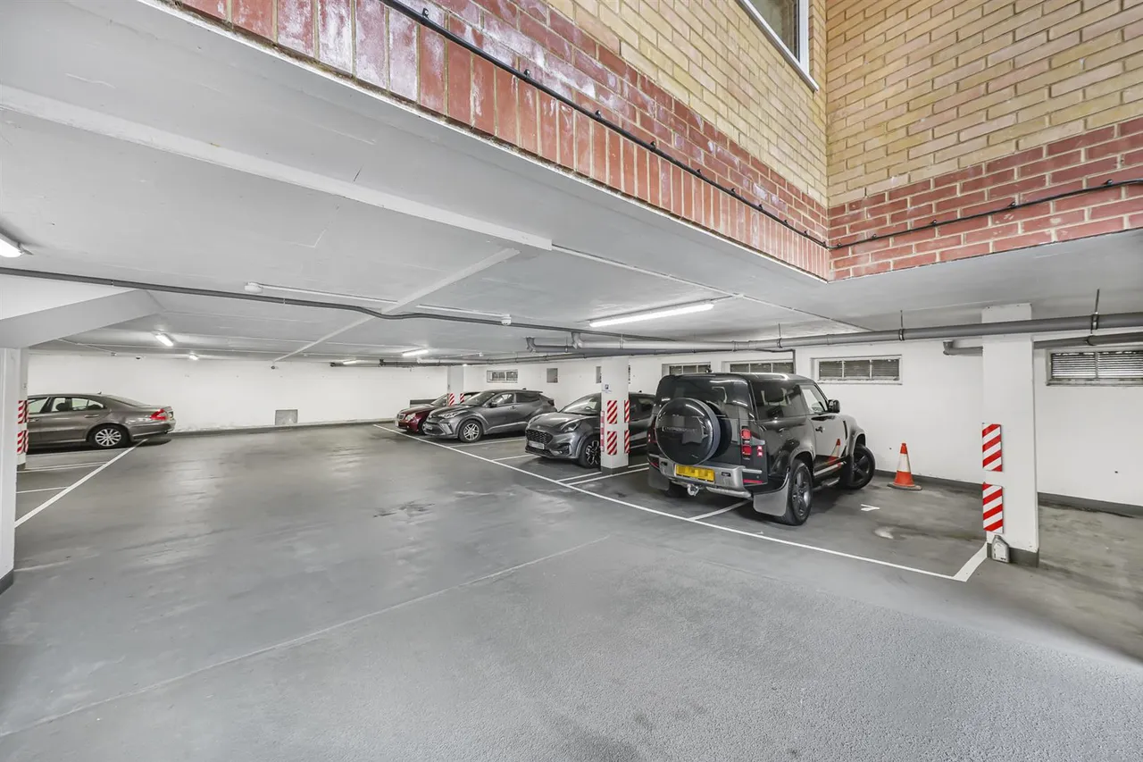 Stag Lane, Buckhurst Hill, IG9 5TD, photo 16