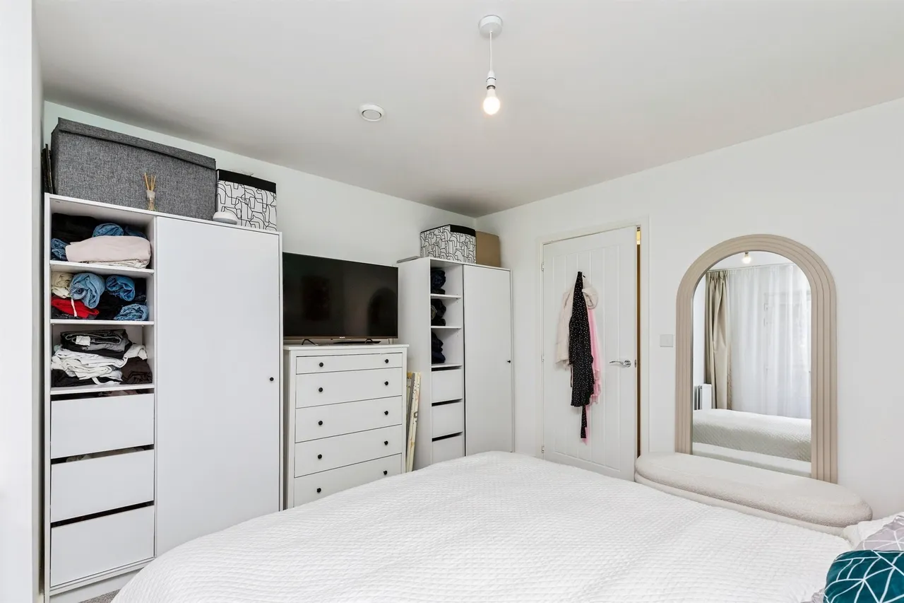 Daffodil Crescent, Crawley, RH10, photo 9