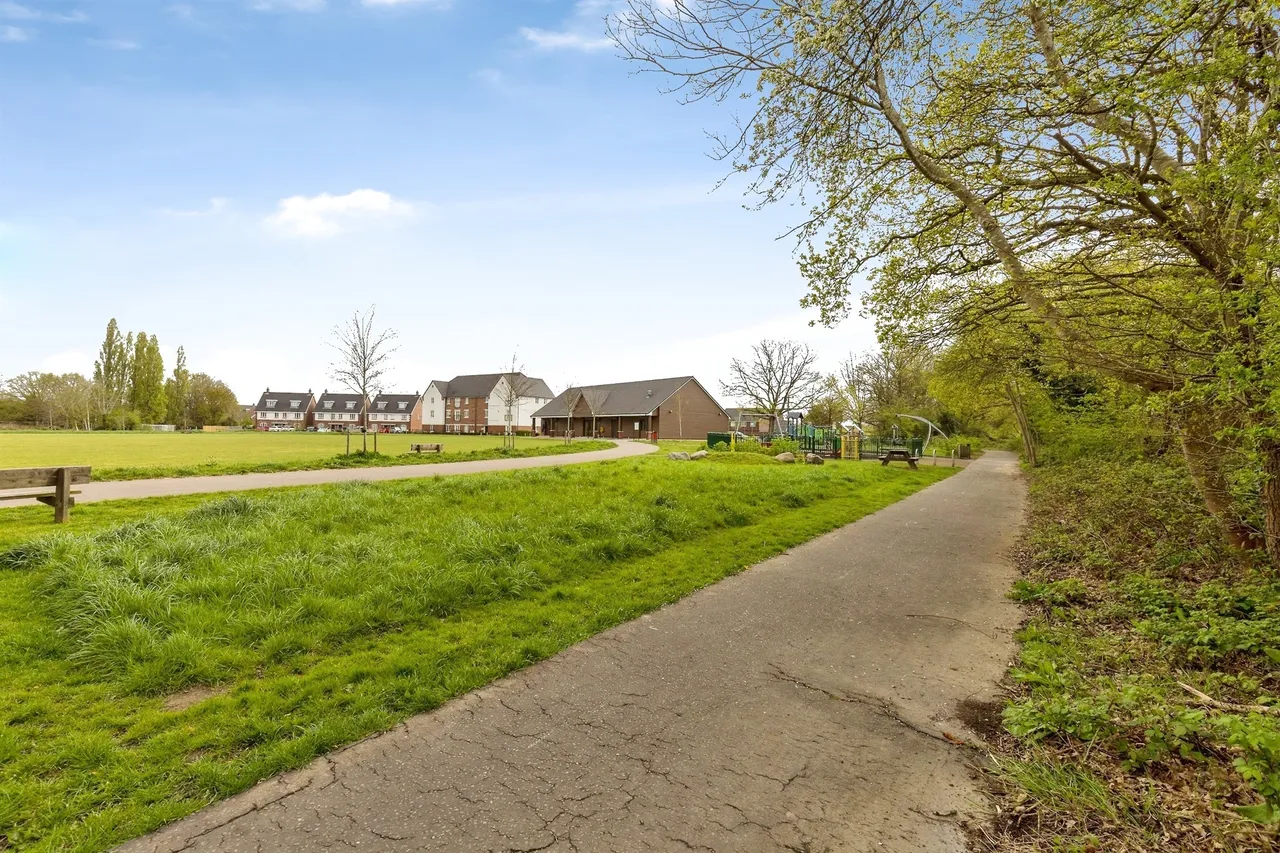 Daffodil Crescent, Crawley, RH10, photo 16