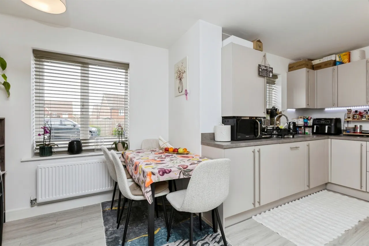 Daffodil Crescent, Crawley, RH10, photo 5