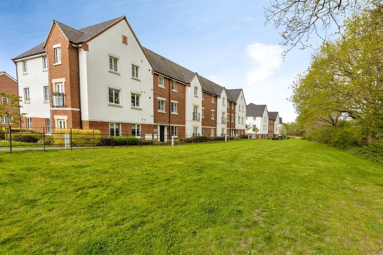 Daffodil Crescent, Crawley, RH10, photo 2