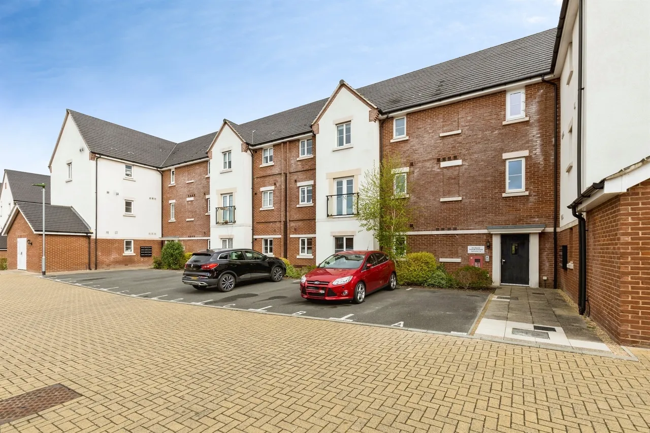 2 bed flat for sale, Daffodil Crescent, Crawley, RH10