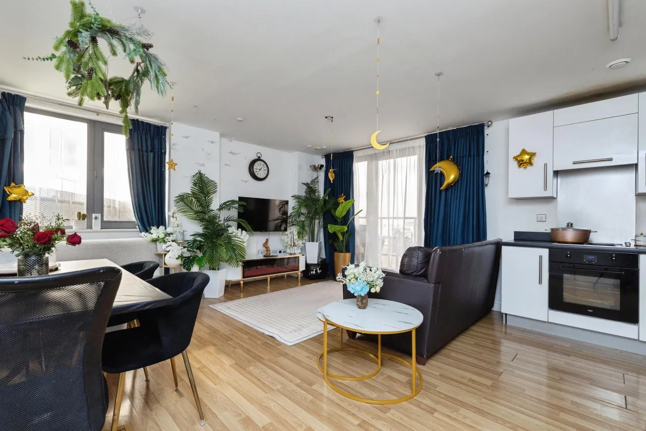 3 bed flat for sale, High Street, London, E15