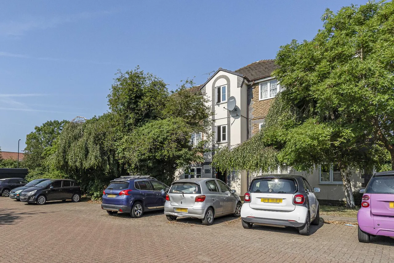 1 bed flat for sale, Tennyson Close, Enfield, EN3