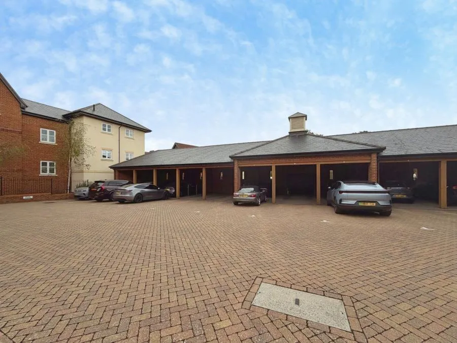 Ferard Corner, Warfield, RG42, photo 10