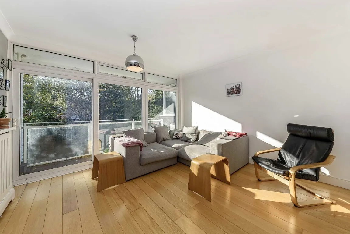 2 bed property to rent, Clarence Avenue, SW4