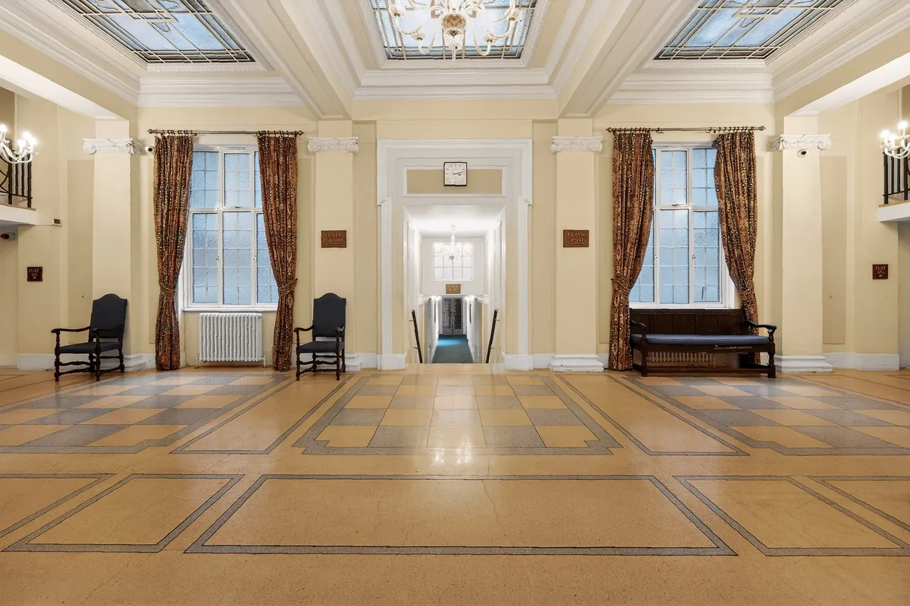 2 bed flat for sale — Kensington High Street, London