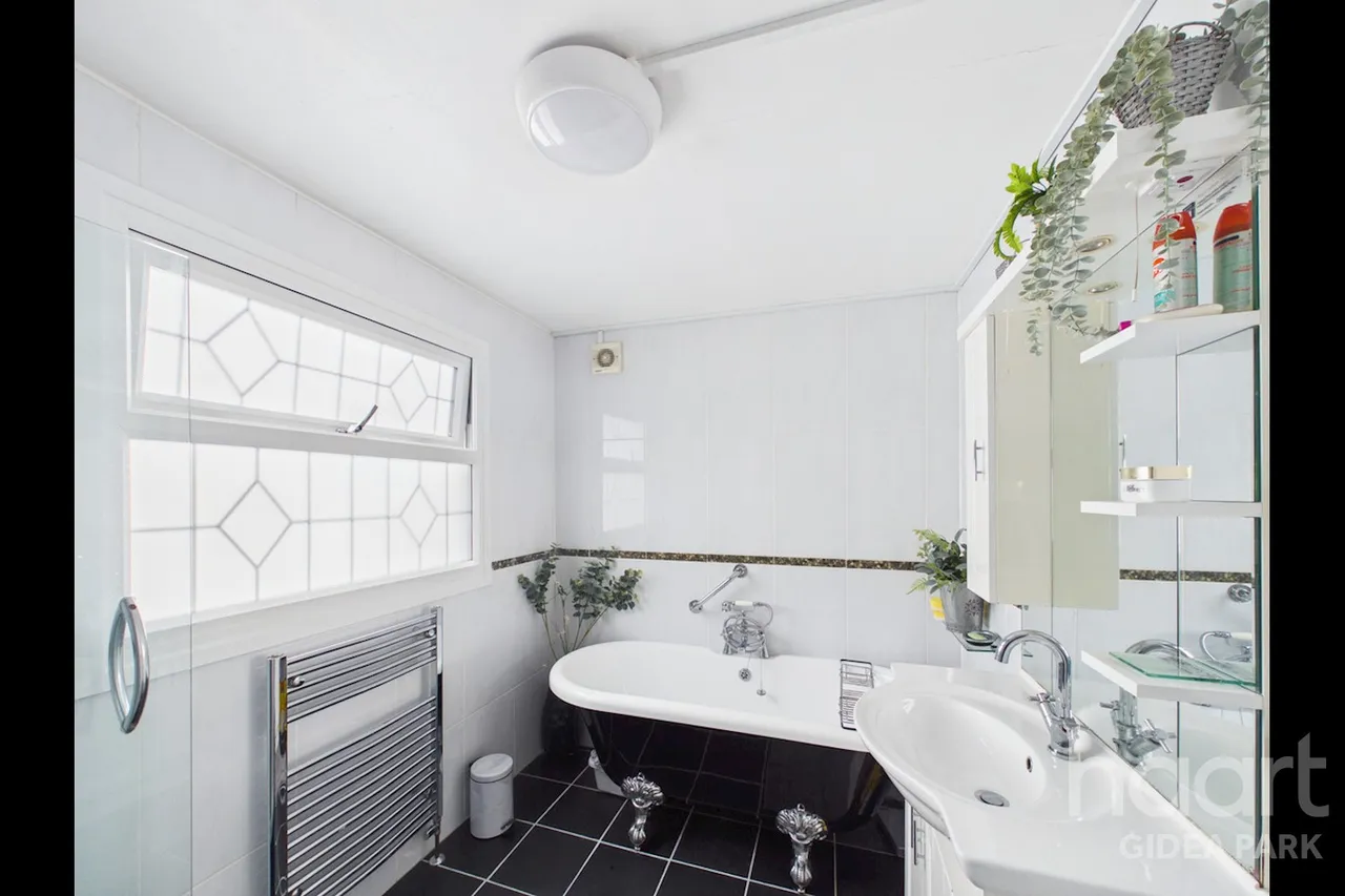 Pemberton Avenue, Gidea Park, RM2, photo 16