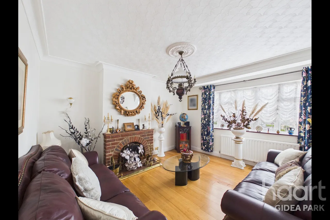 Pemberton Avenue, Gidea Park, RM2, photo 9