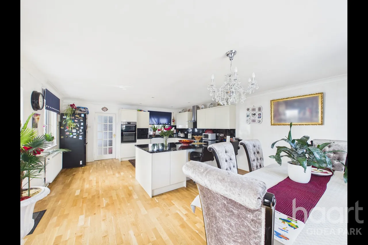 Pemberton Avenue, Gidea Park, RM2, photo 8