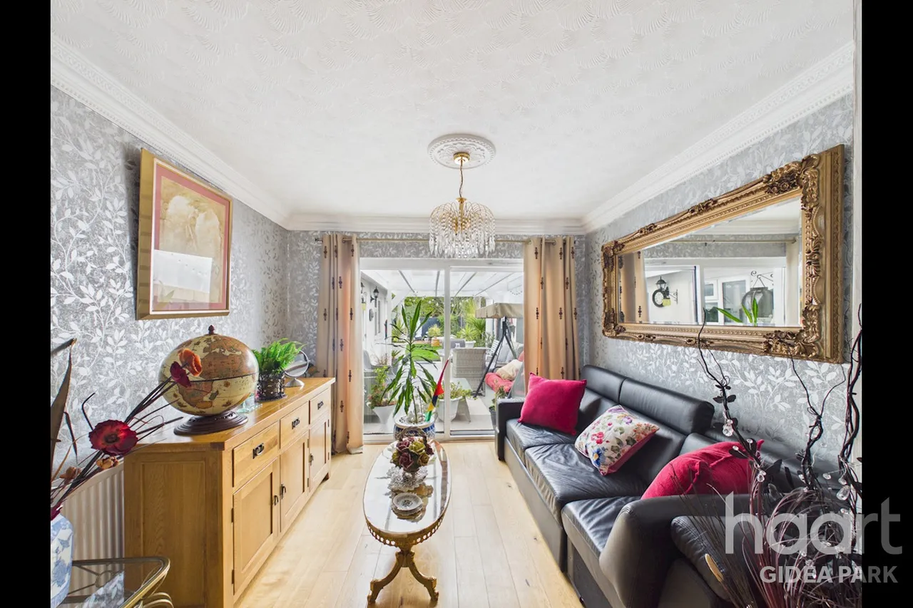 Pemberton Avenue, Gidea Park, RM2, photo 12