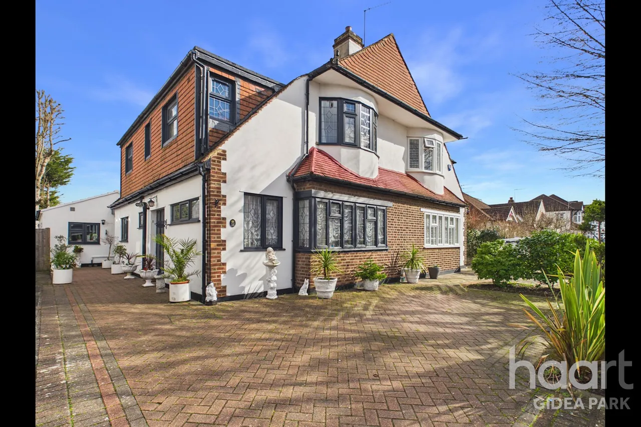 Pemberton Avenue, Gidea Park, RM2, photo 22
