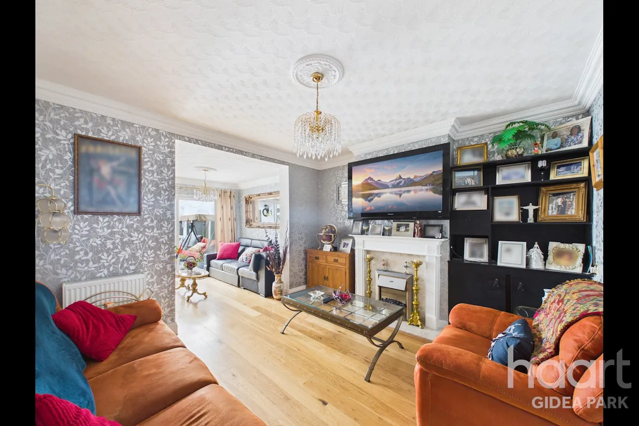 Pemberton Avenue, Gidea Park, RM2, photo 11