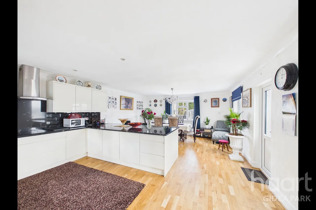 Pemberton Avenue, Gidea Park, RM2, photo 2