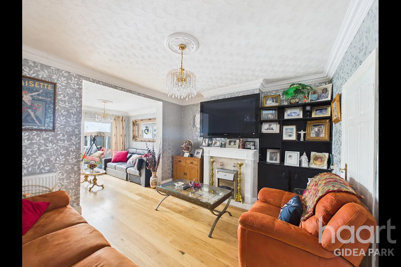 Pemberton Avenue, Gidea Park, RM2, photo 3