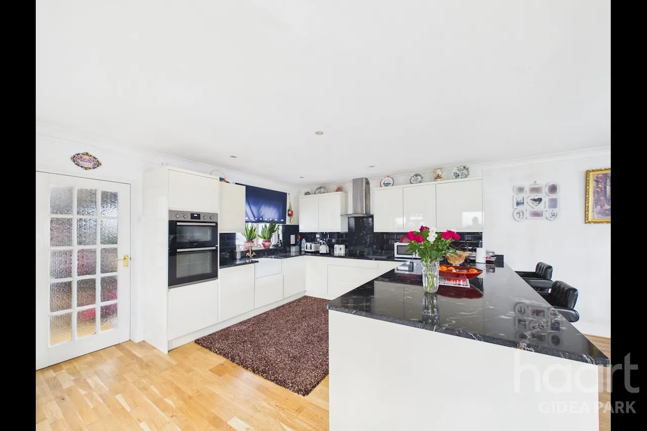 Pemberton Avenue, Gidea Park, RM2, photo 5