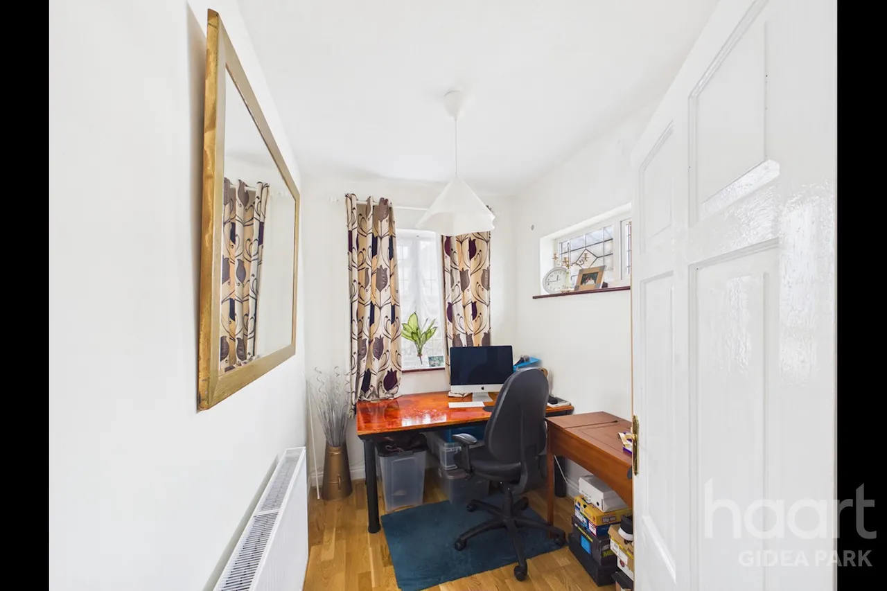 Pemberton Avenue, Gidea Park, RM2, photo 10
