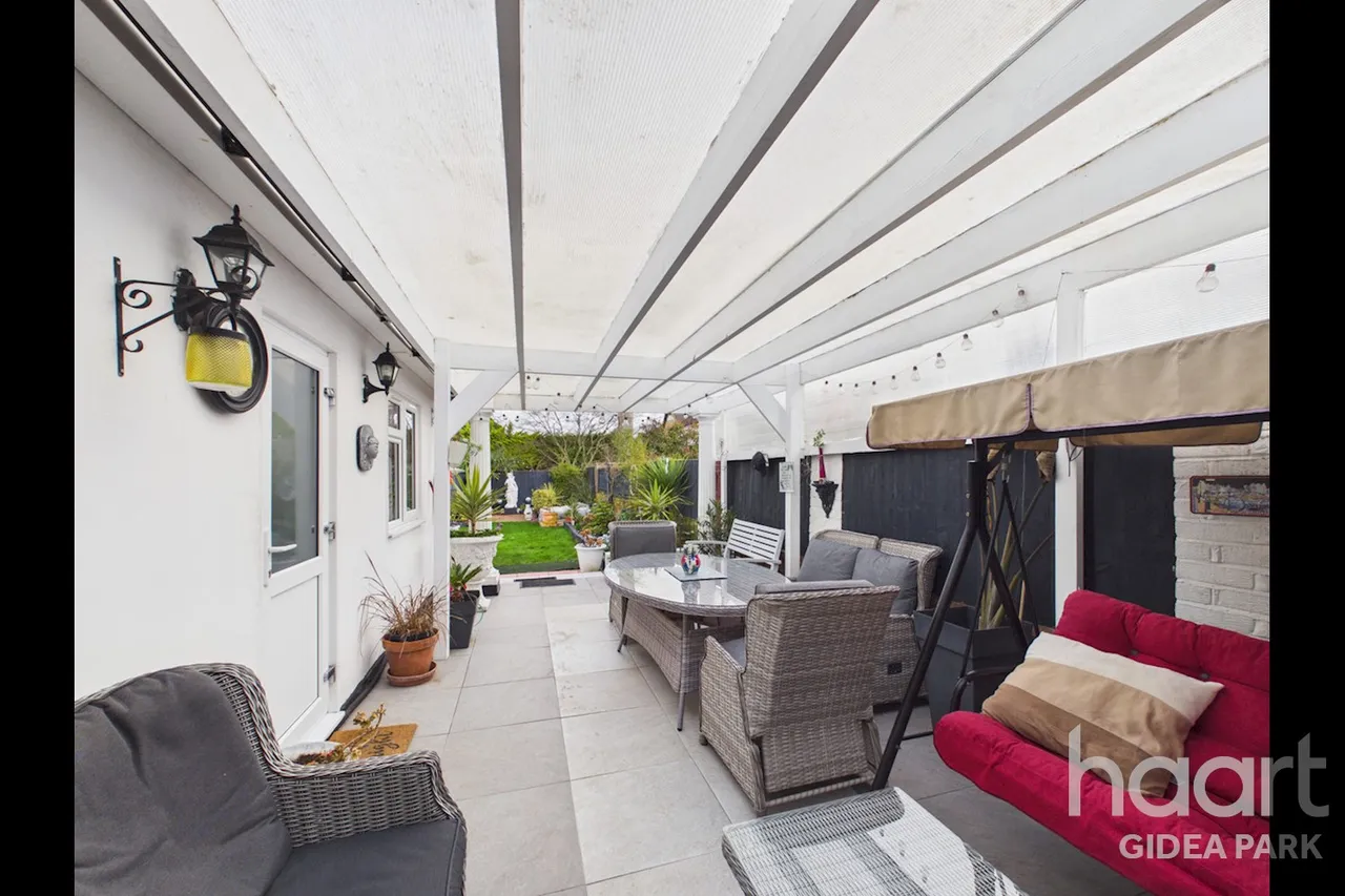 Pemberton Avenue, Gidea Park, RM2, photo 4